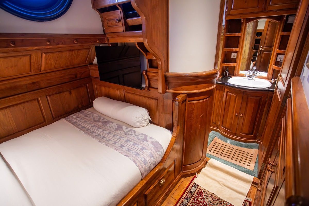 Stateroom 4 cabin aboard Adelaar liveaboard