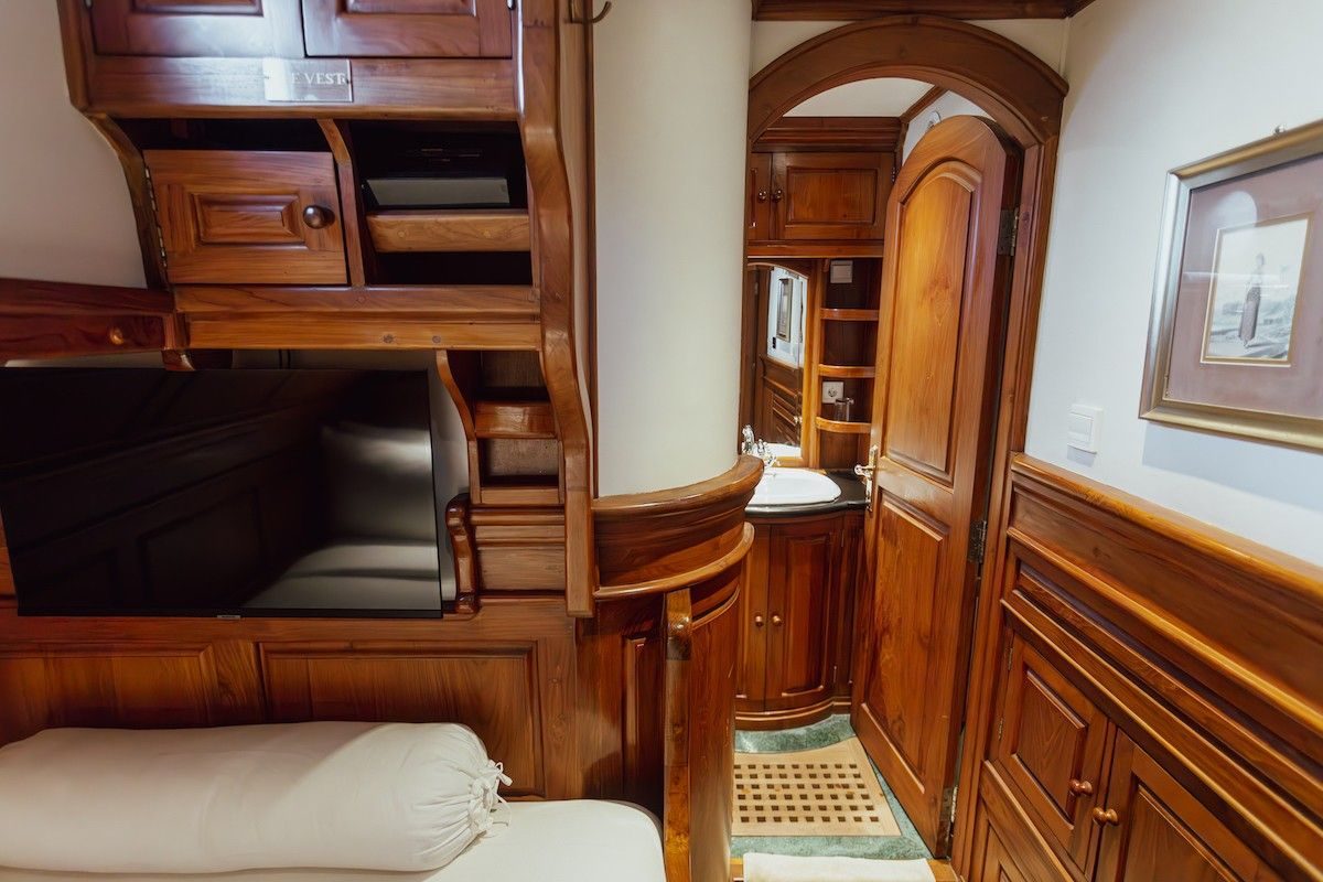 Stateroom 4 cabin aboard Adelaar liveaboard