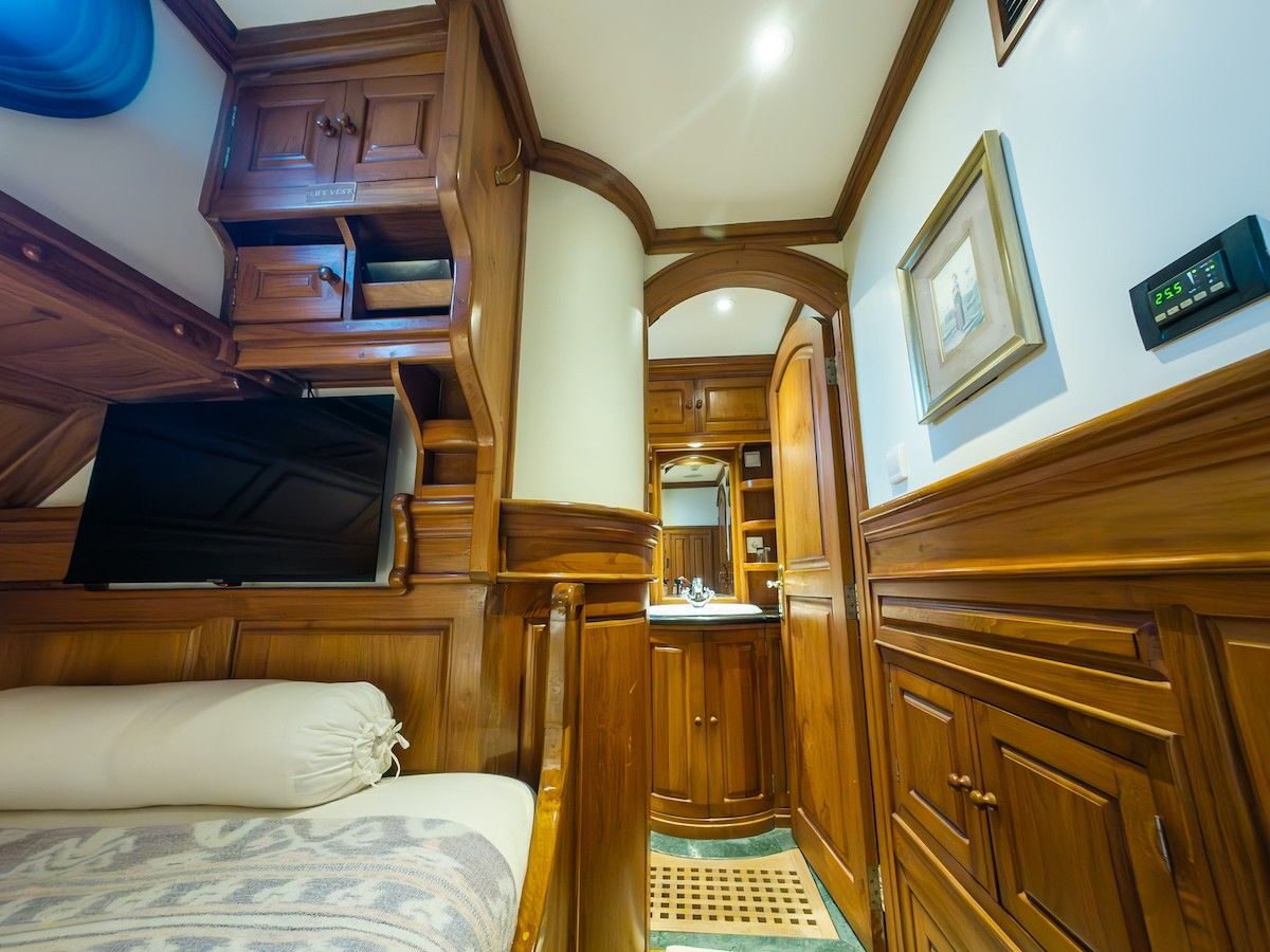 Stateroom 4 cabin aboard Adelaar liveaboard