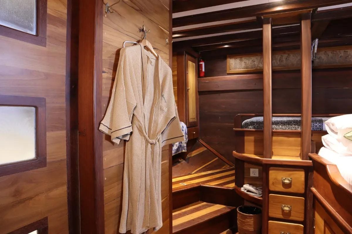 Master Cabin cabin aboard Wellenreng liveaboard