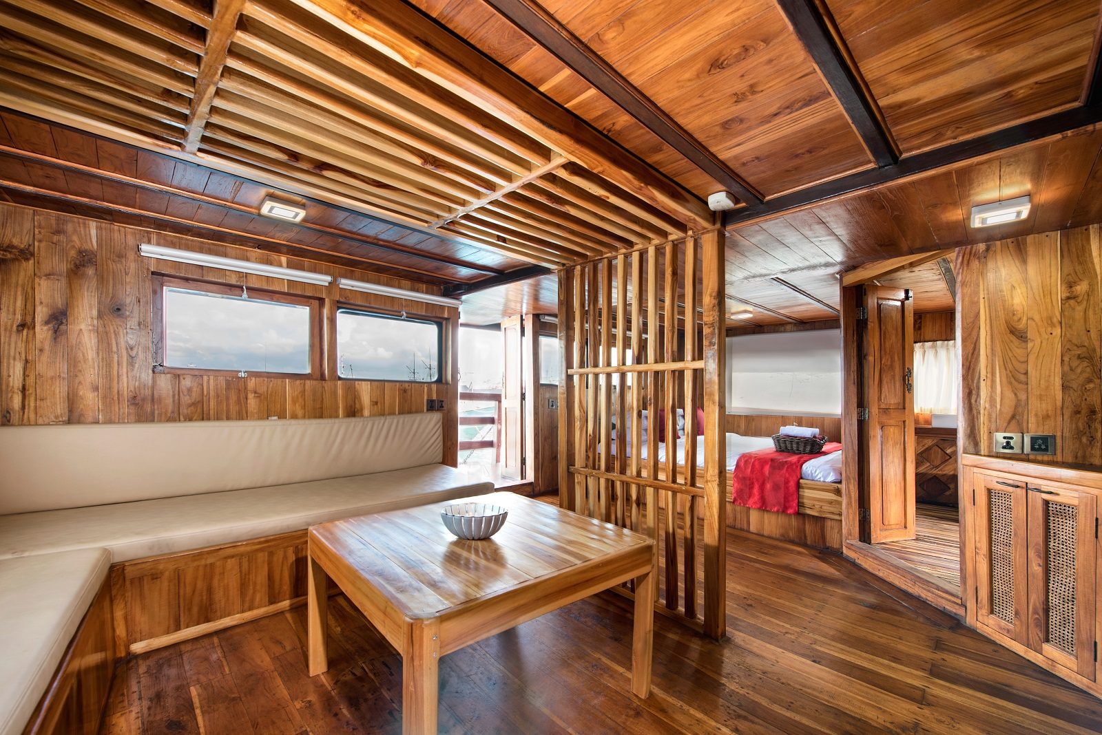 Suite cabin aboard La Galigo liveaboard
