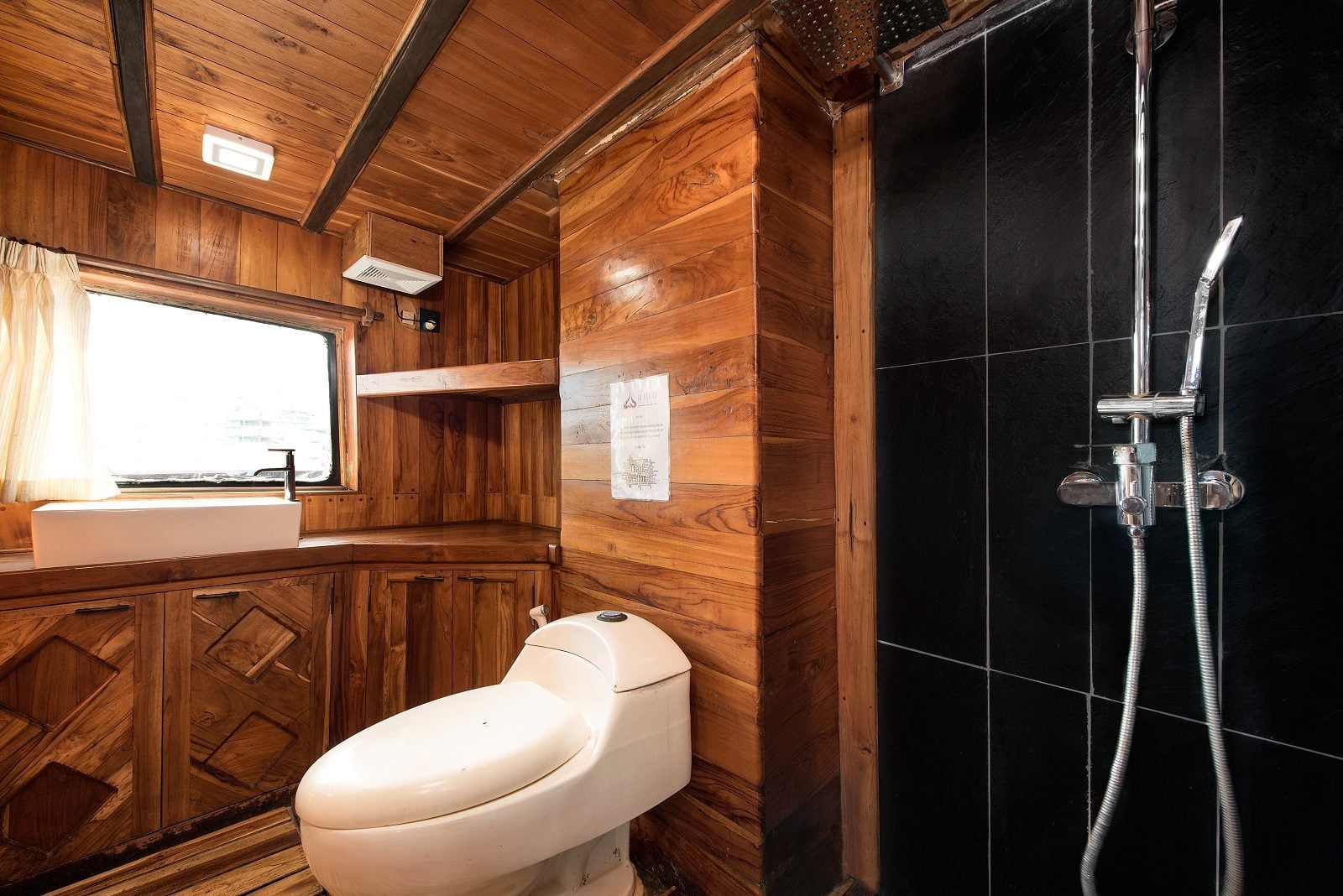 Suite cabin aboard La Galigo liveaboard