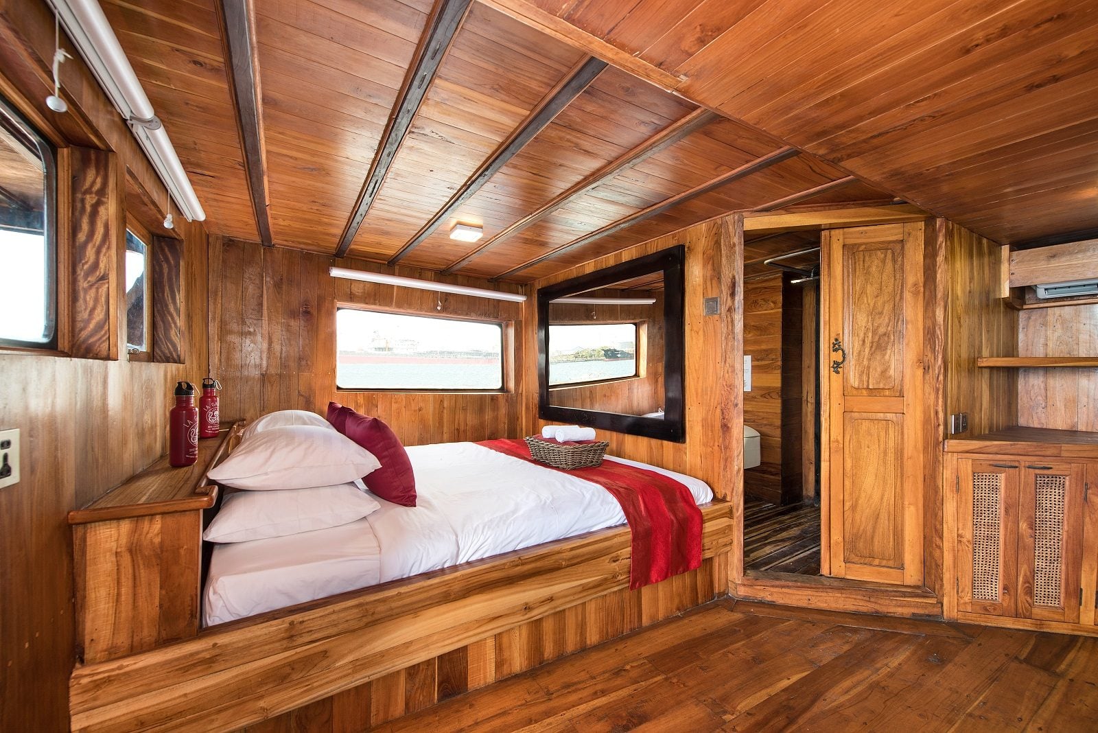 Suite cabin aboard La Galigo liveaboard