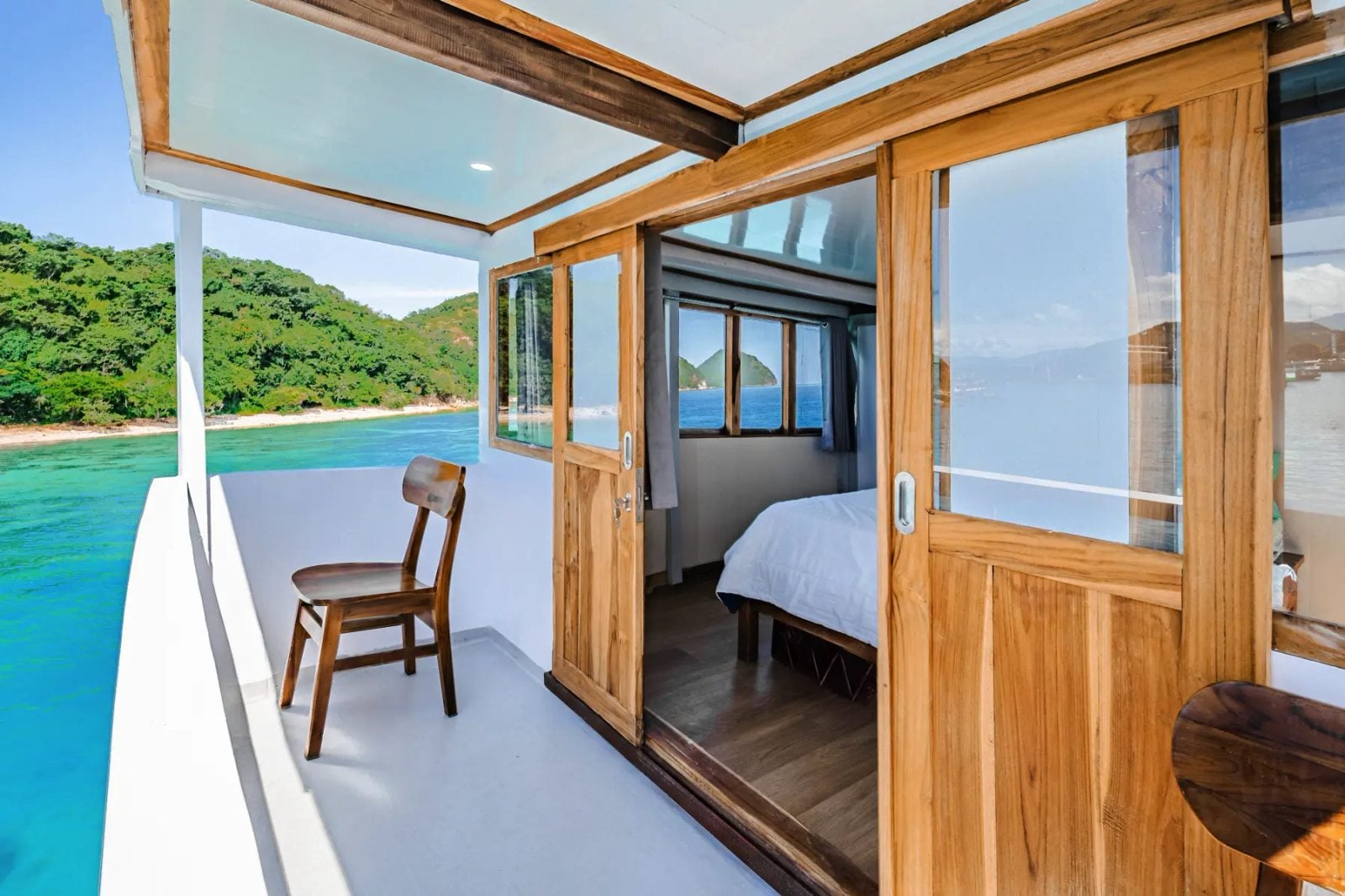 Master Cabin Upper Deck cabin aboard Bombana liveaboard