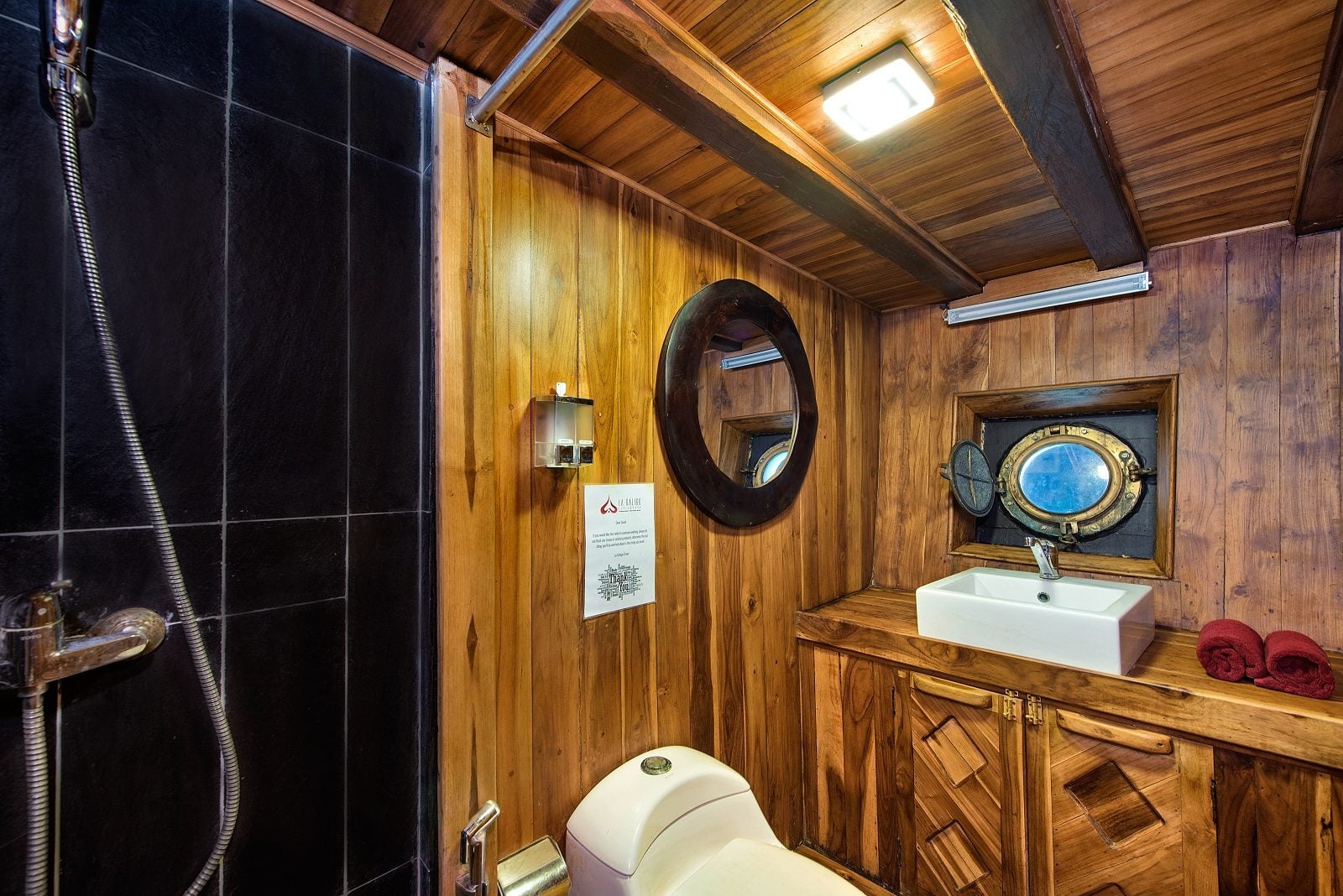 Deluxe cabin aboard La Galigo liveaboard