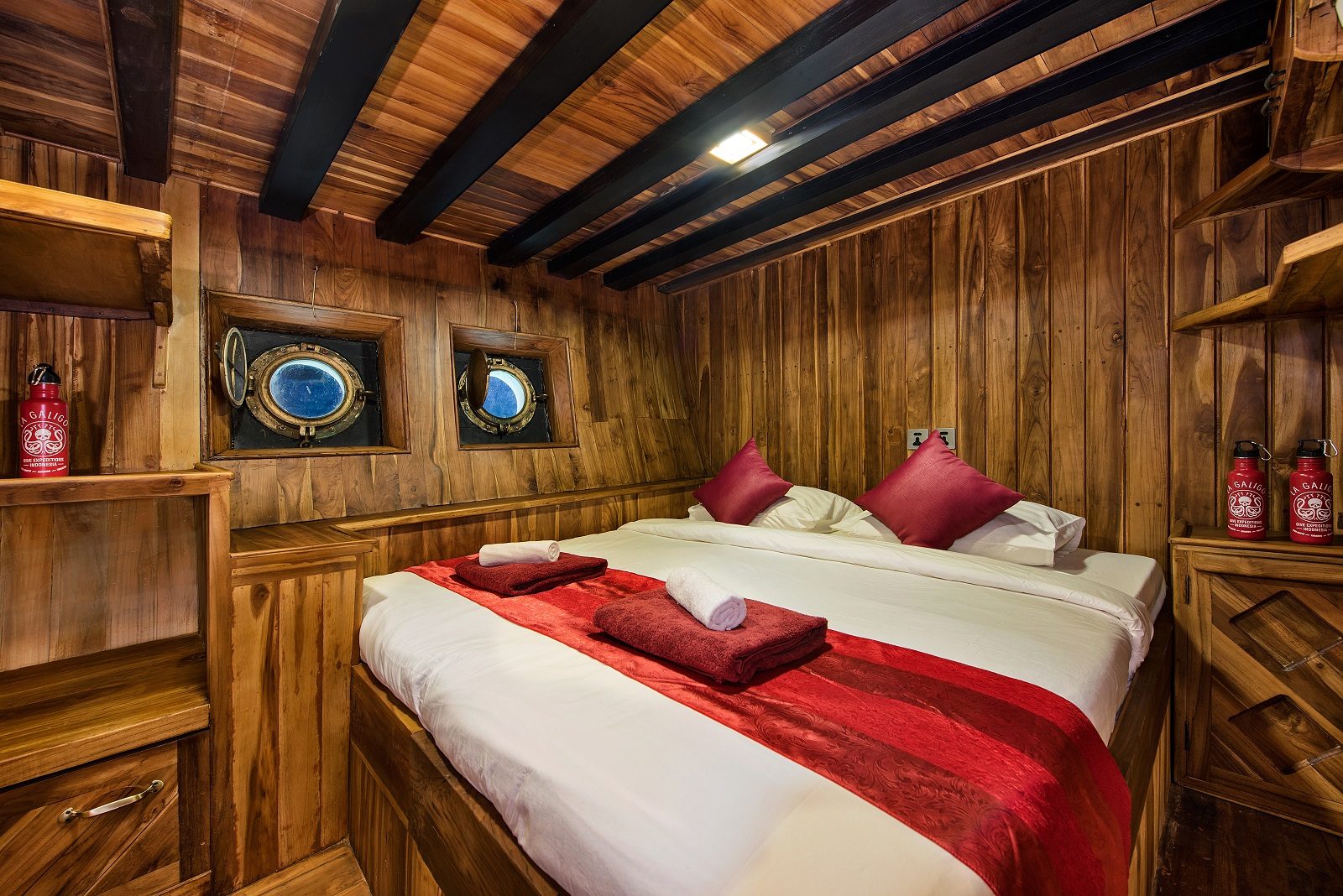 Deluxe cabin aboard La Galigo liveaboard