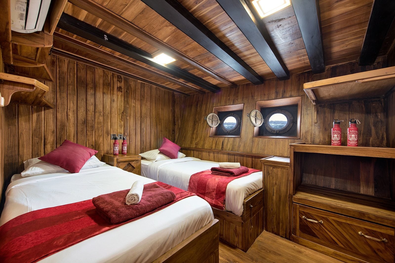 Deluxe cabin aboard La Galigo liveaboard