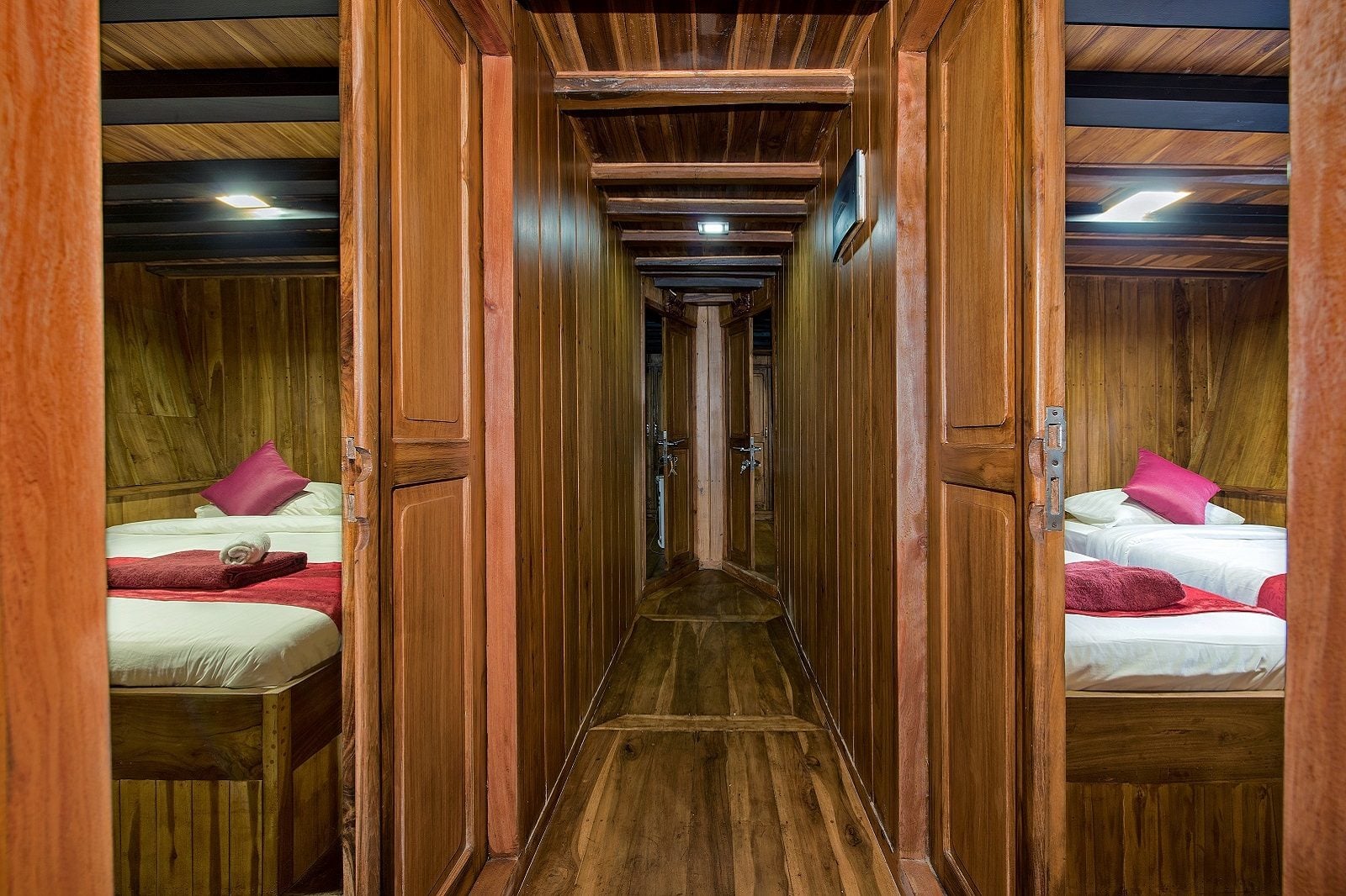Deluxe cabin aboard La Galigo liveaboard