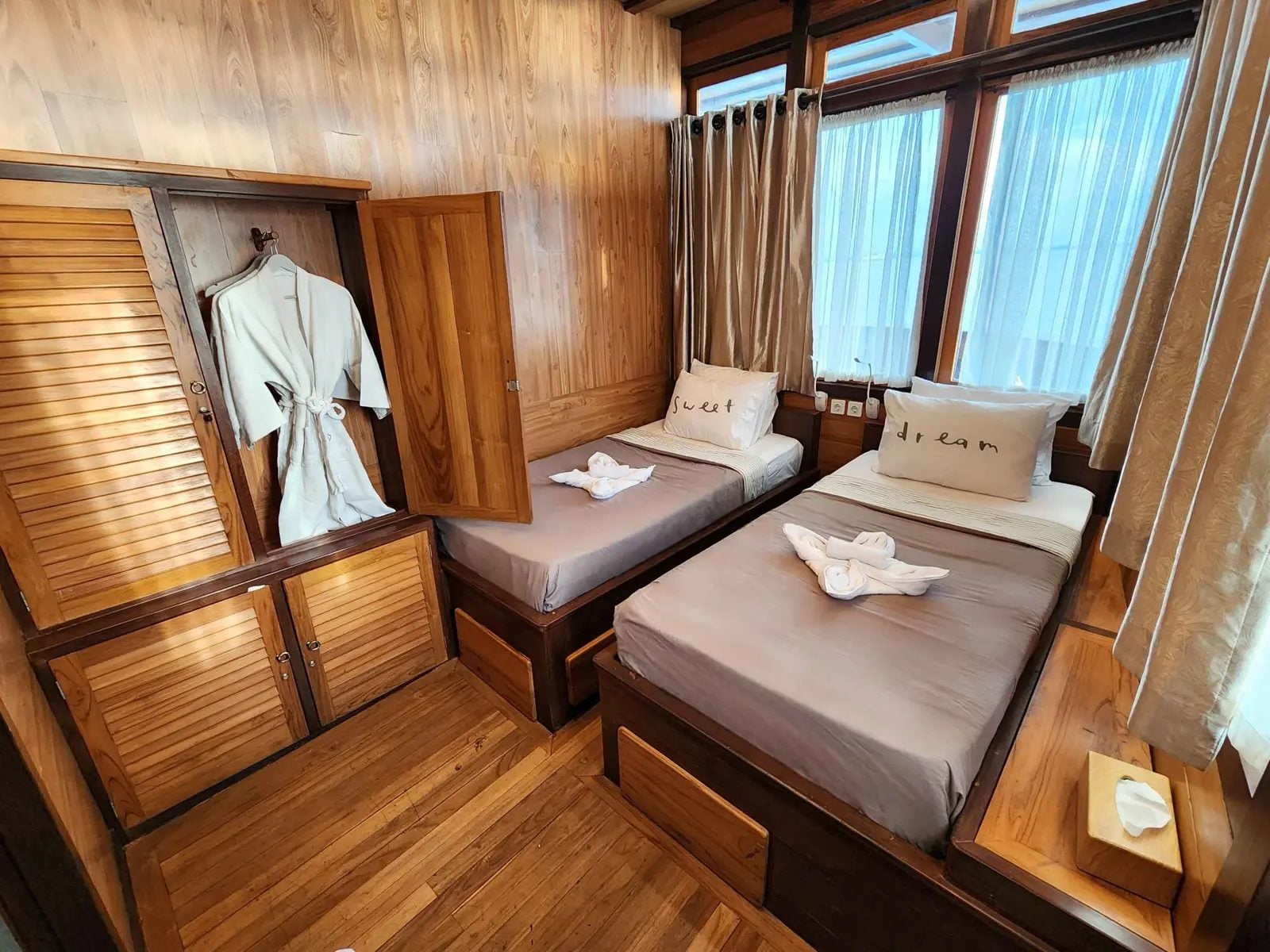 Main Deck Twin/Double cabin aboard Dancing Wind liveaboard
