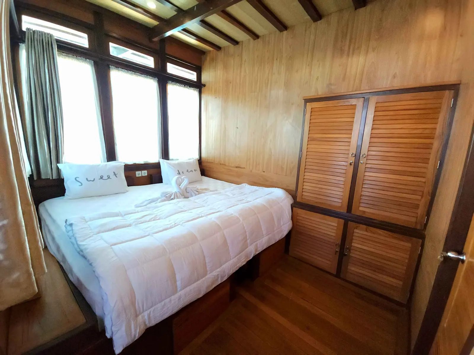 Main Deck Twin/Double cabin aboard Dancing Wind liveaboard