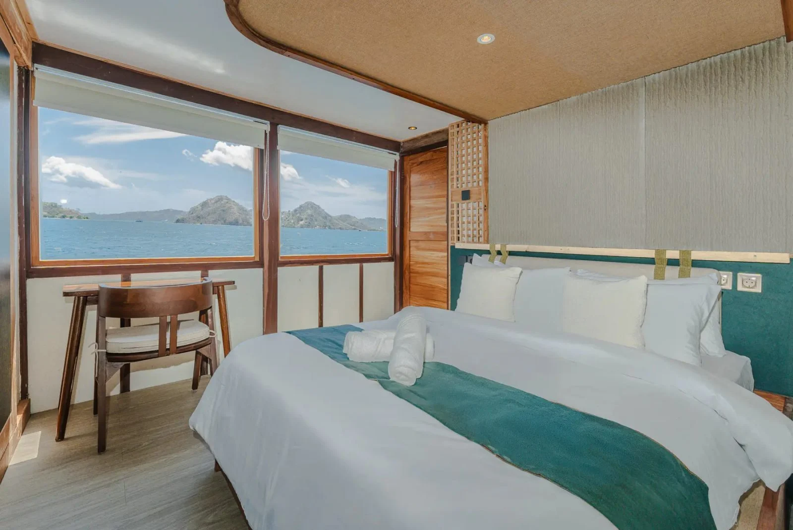 Deluxe Cabin Upper cabin aboard Marea liveaboard
