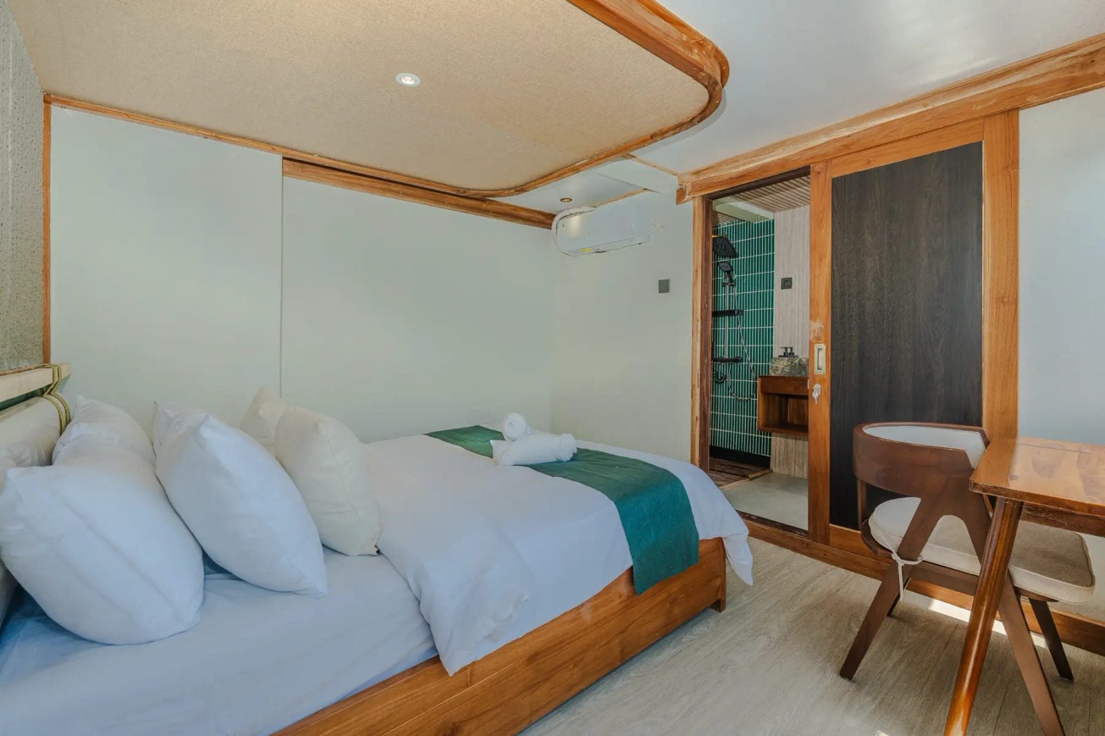 Deluxe Cabin Upper cabin aboard Marea liveaboard