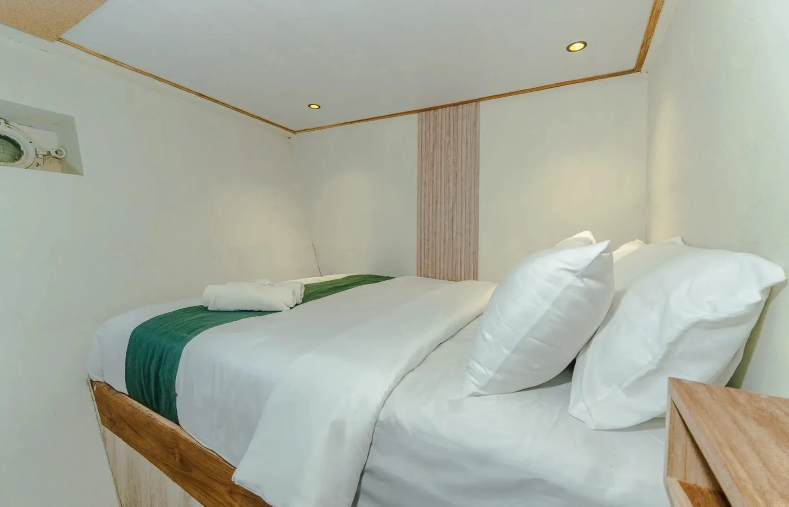 Superior Cabin Lower cabin aboard Marea liveaboard