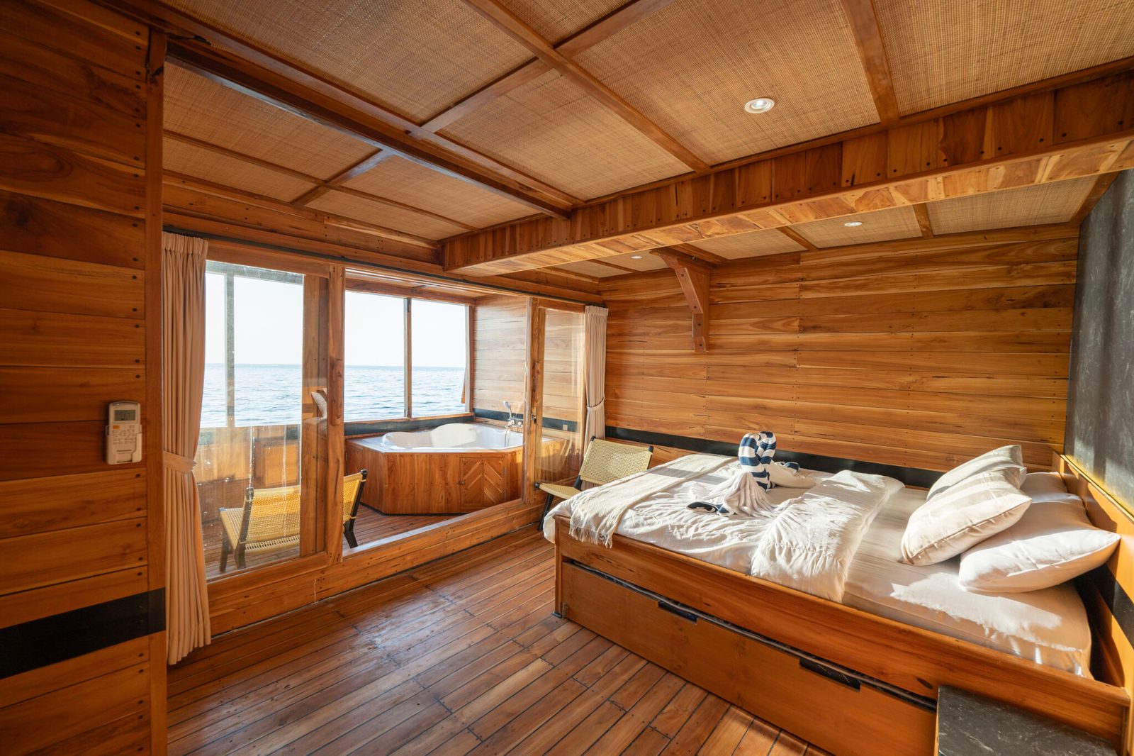Master Ocean View cabin aboard Lamborajo 3 liveaboard