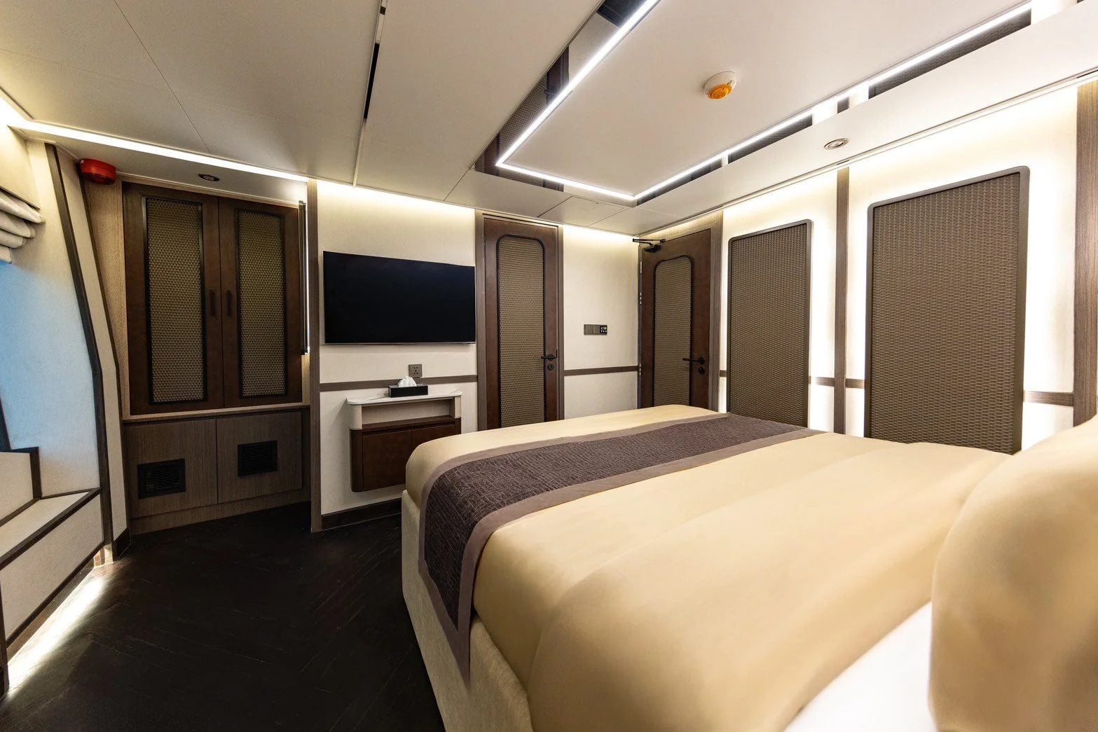 Master Suite cabin aboard Aruna Odyssey liveaboard