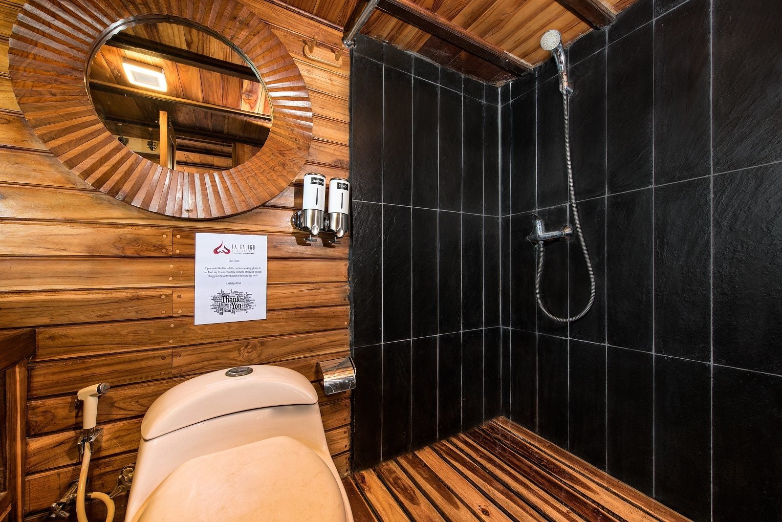 Master cabin aboard La Galigo liveaboard