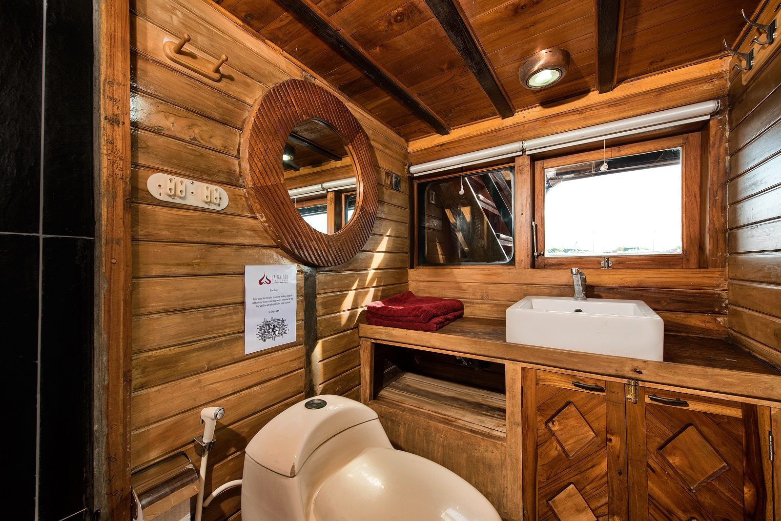 Master cabin aboard La Galigo liveaboard