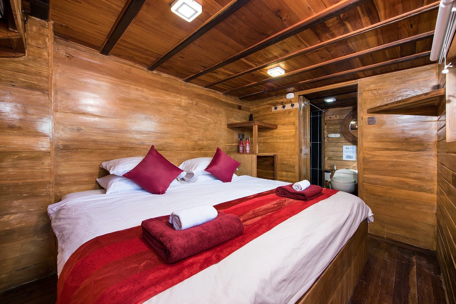 Master cabin aboard La Galigo liveaboard