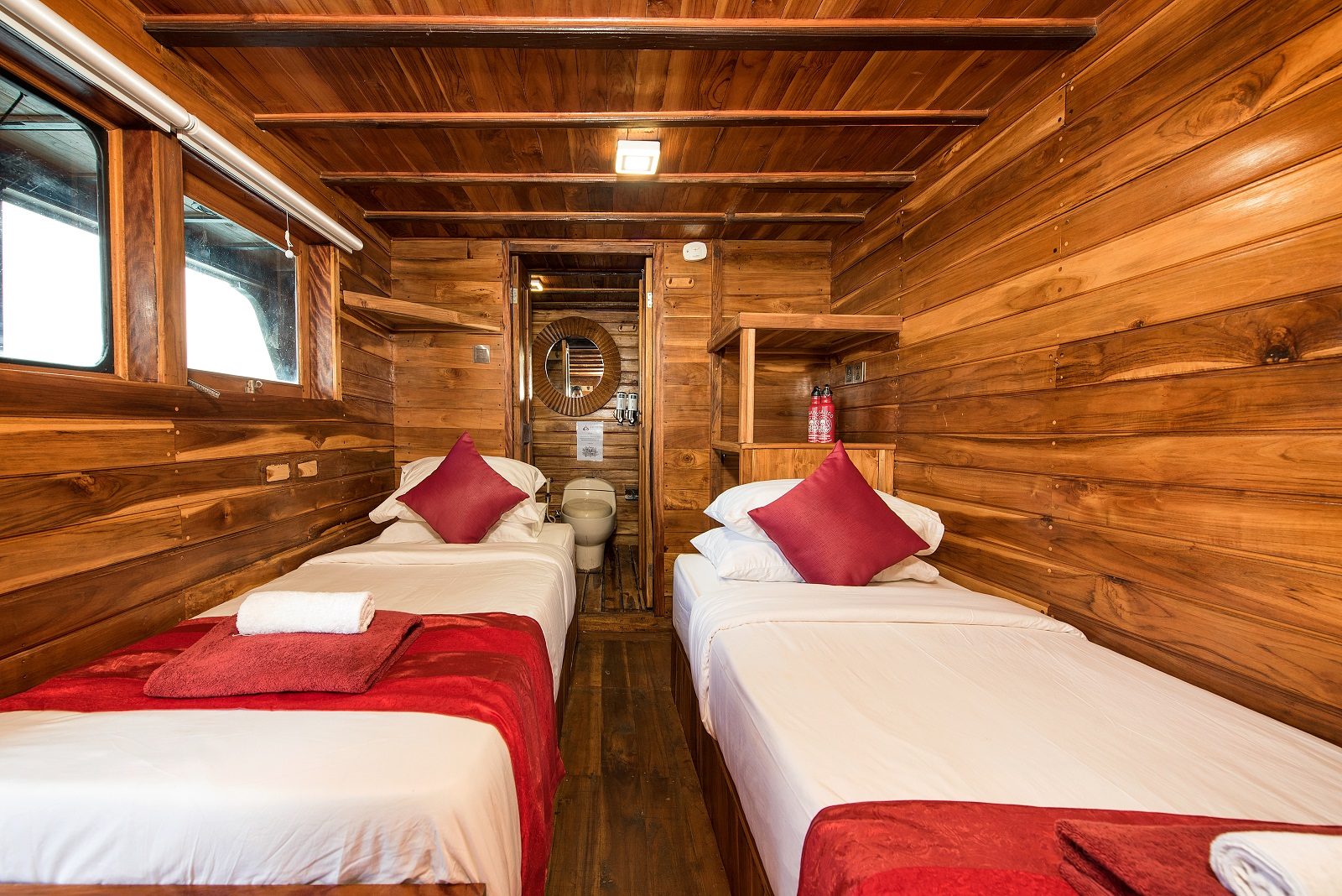 Master cabin aboard La Galigo liveaboard
