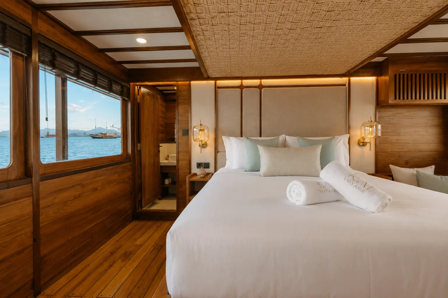 JUNIOR SUITE cabin aboard Kai Voyage liveaboard