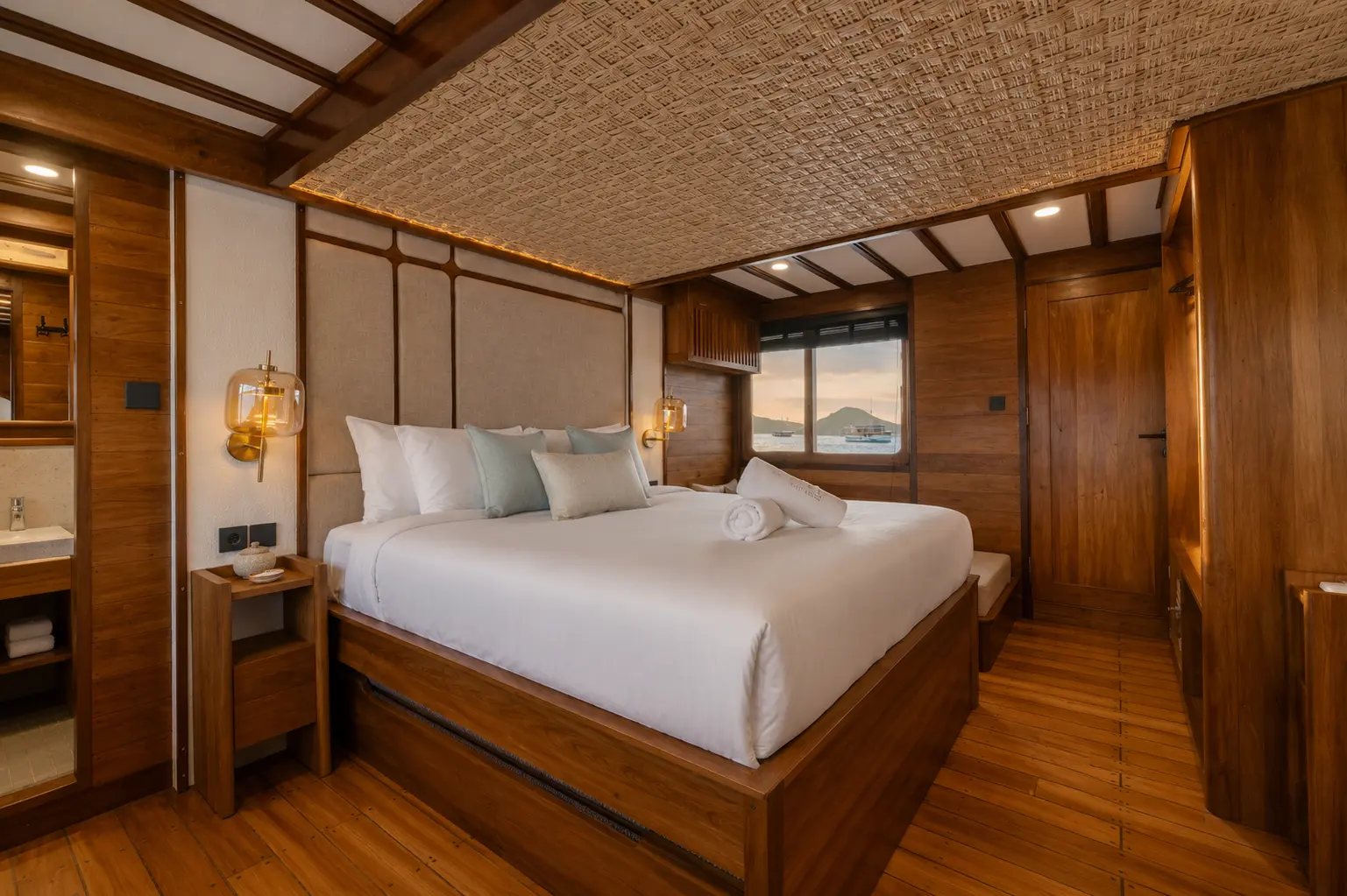 JUNIOR SUITE cabin aboard Kai Voyage liveaboard