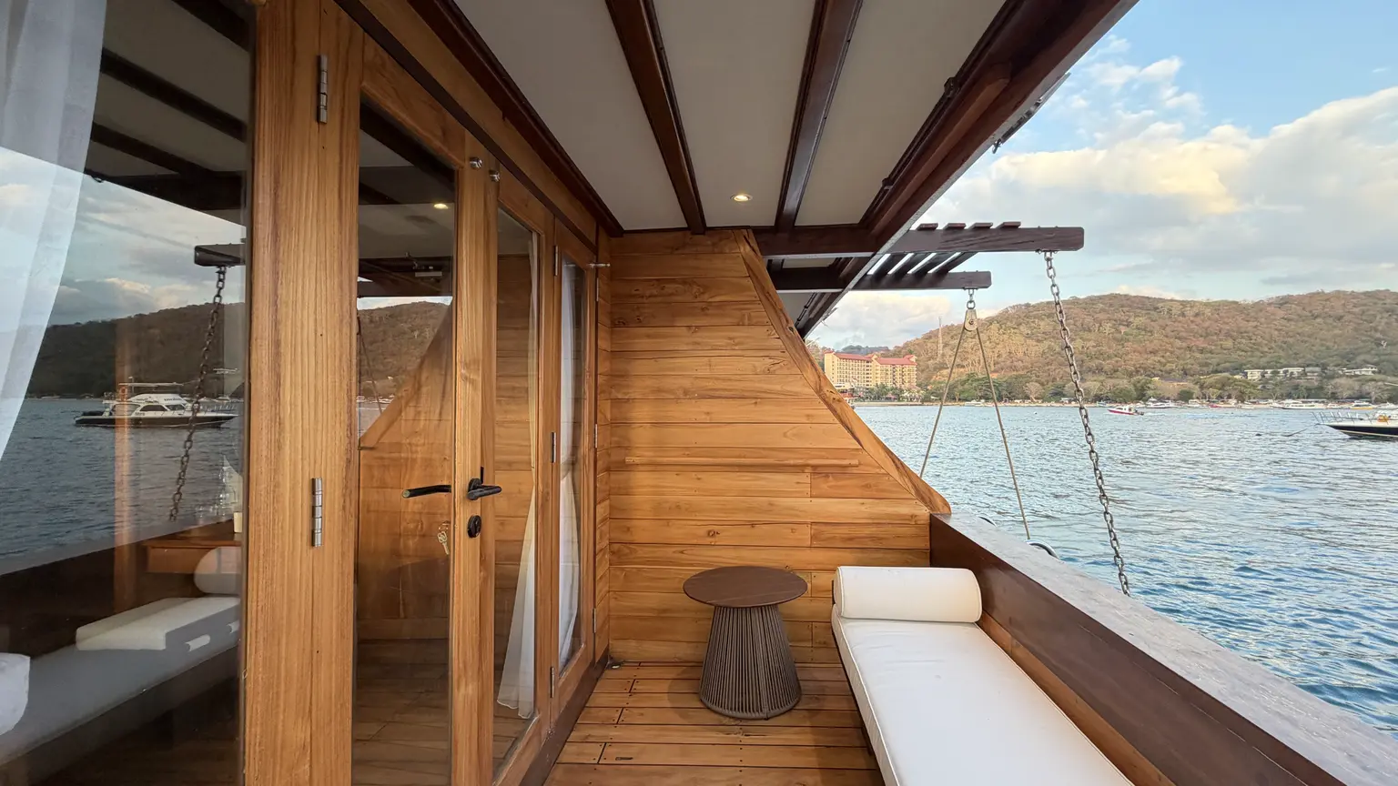 LOPPI SUITE cabin aboard Papiton Allo liveaboard