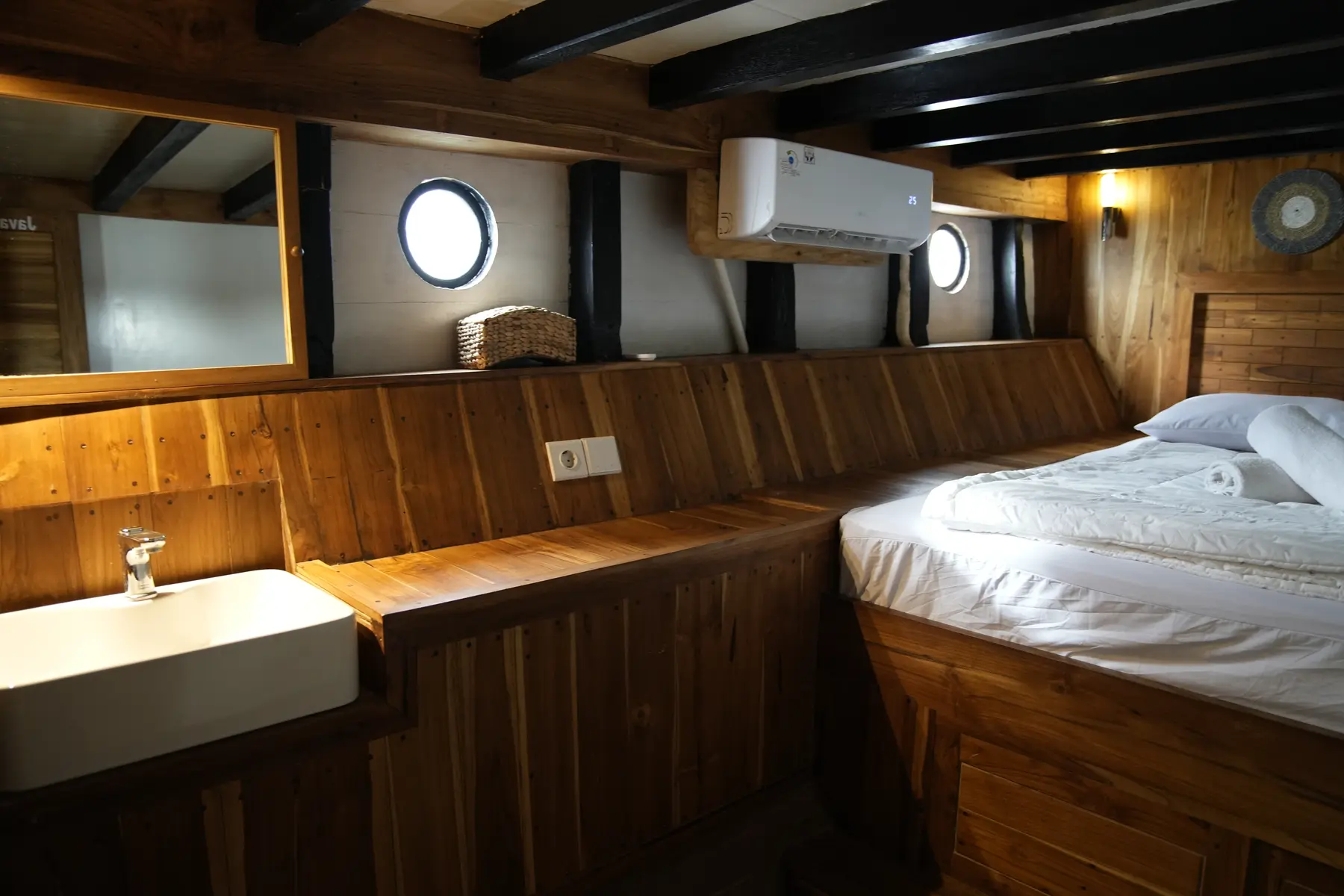 JAVA ROOM cabin aboard Fadaelo liveaboard