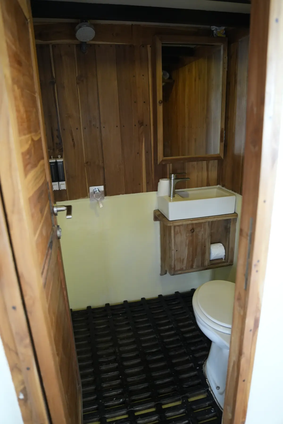 CELEBES bed cabin aboard Fadaelo liveaboard