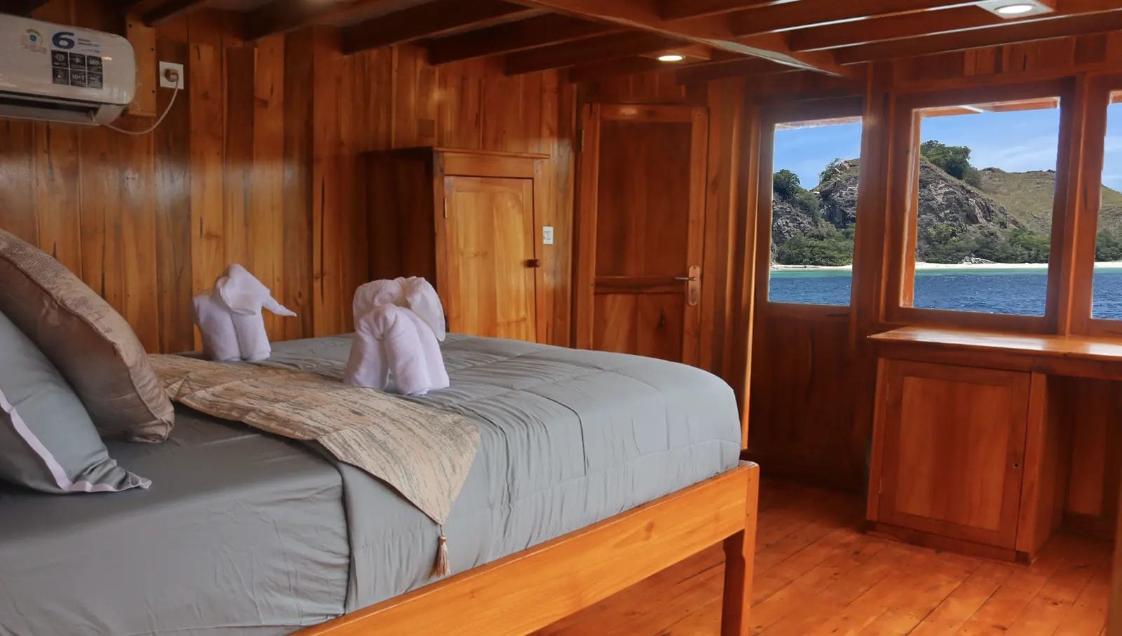 Master Cabin cabin aboard Blue Lotus liveaboard