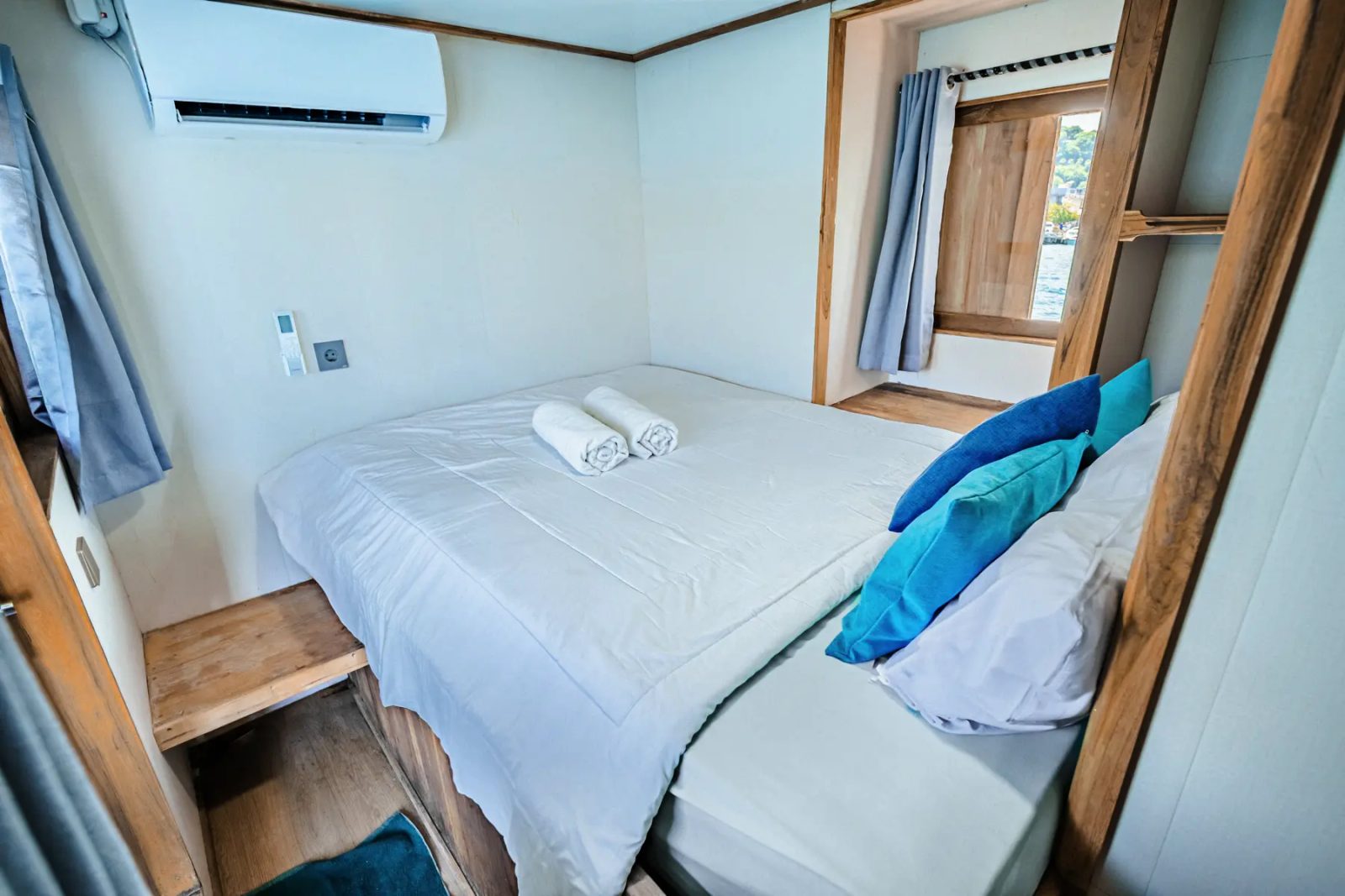 Private Cabin Main Deck cabin aboard Bombana liveaboard