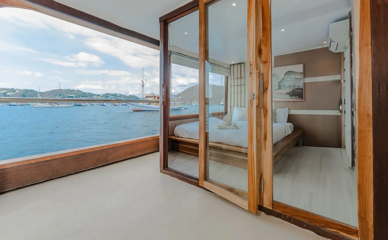 Master Cabin Maindeck cabin aboard Sora liveaboard