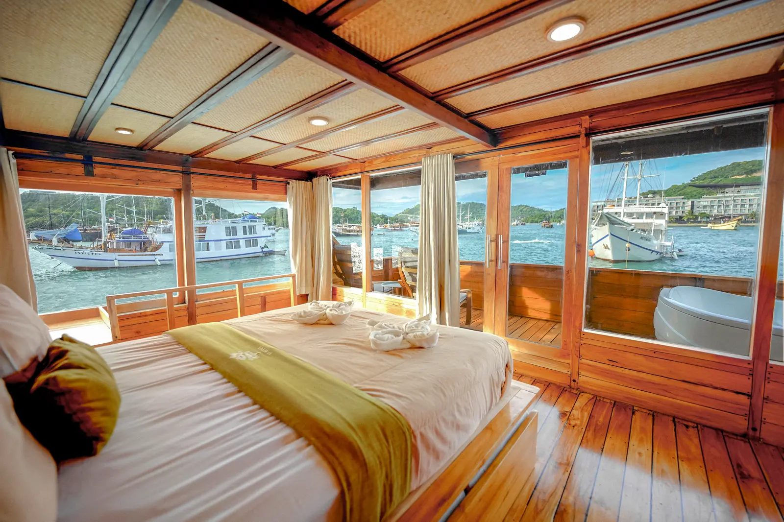 Royal Suite cabin aboard Yumana liveaboard