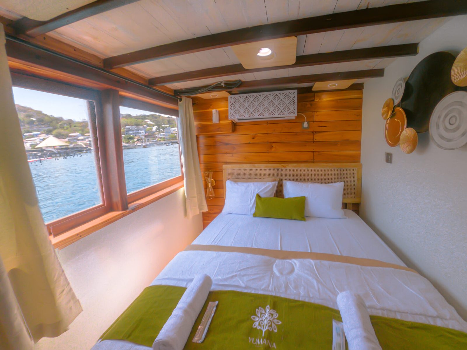 Deluxe cabin aboard Yumana liveaboard