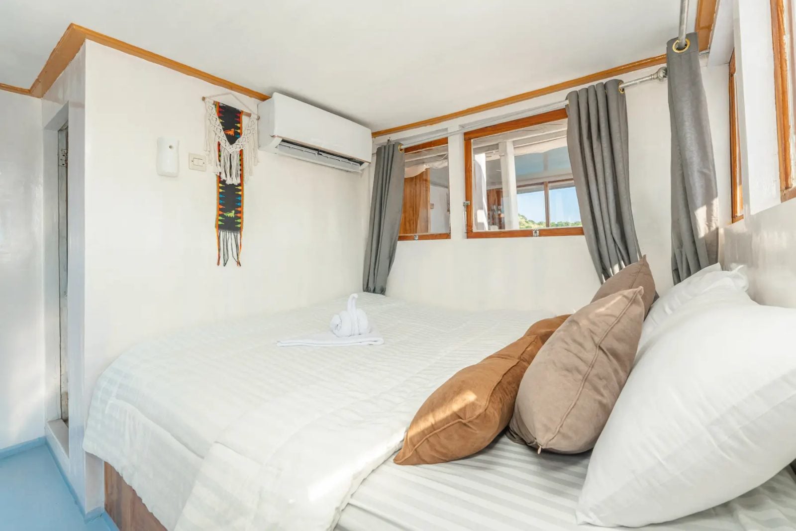 Suite Ocean View cabin aboard Umami liveaboard