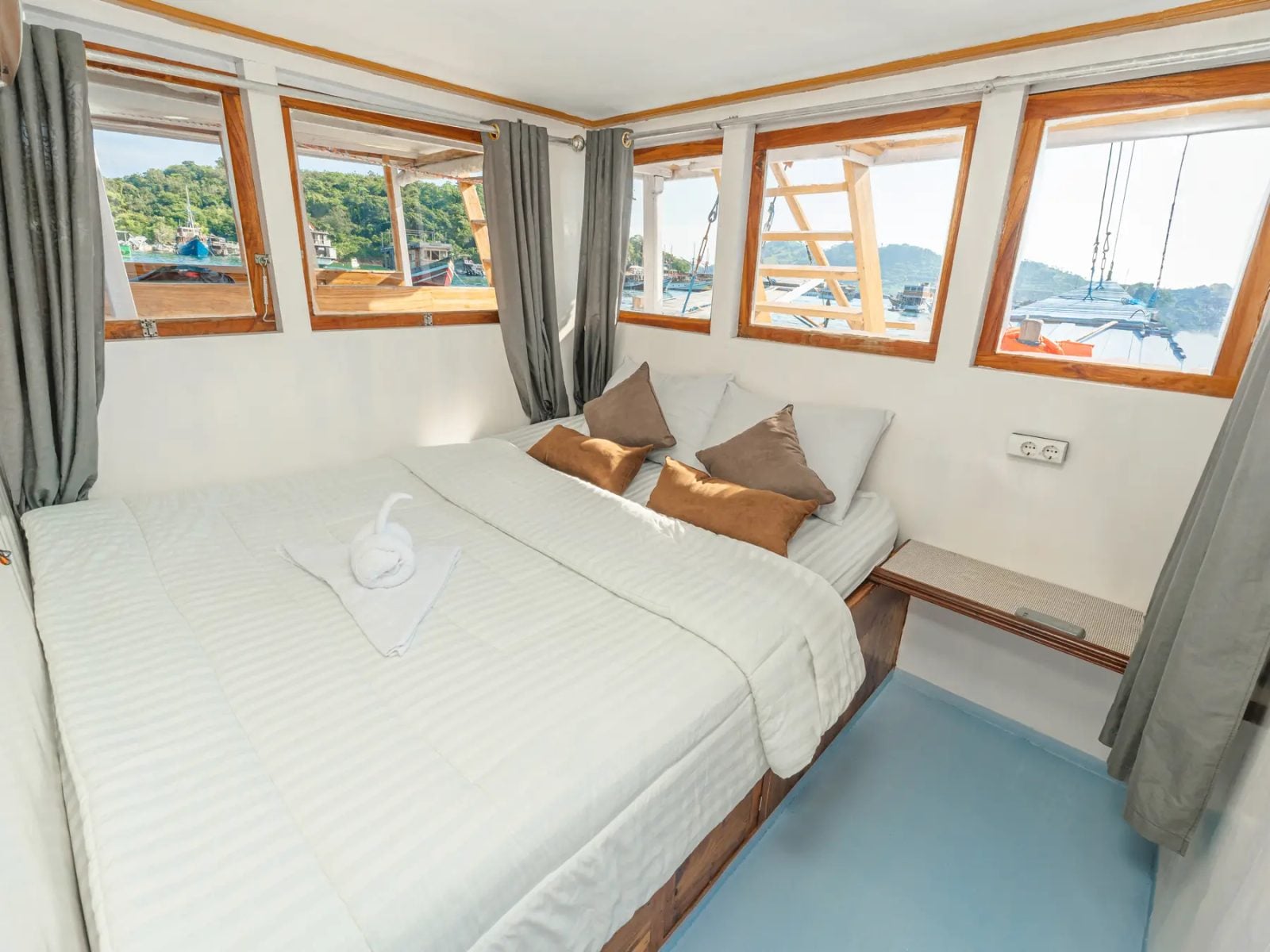 Suite Ocean View cabin aboard Umami liveaboard
