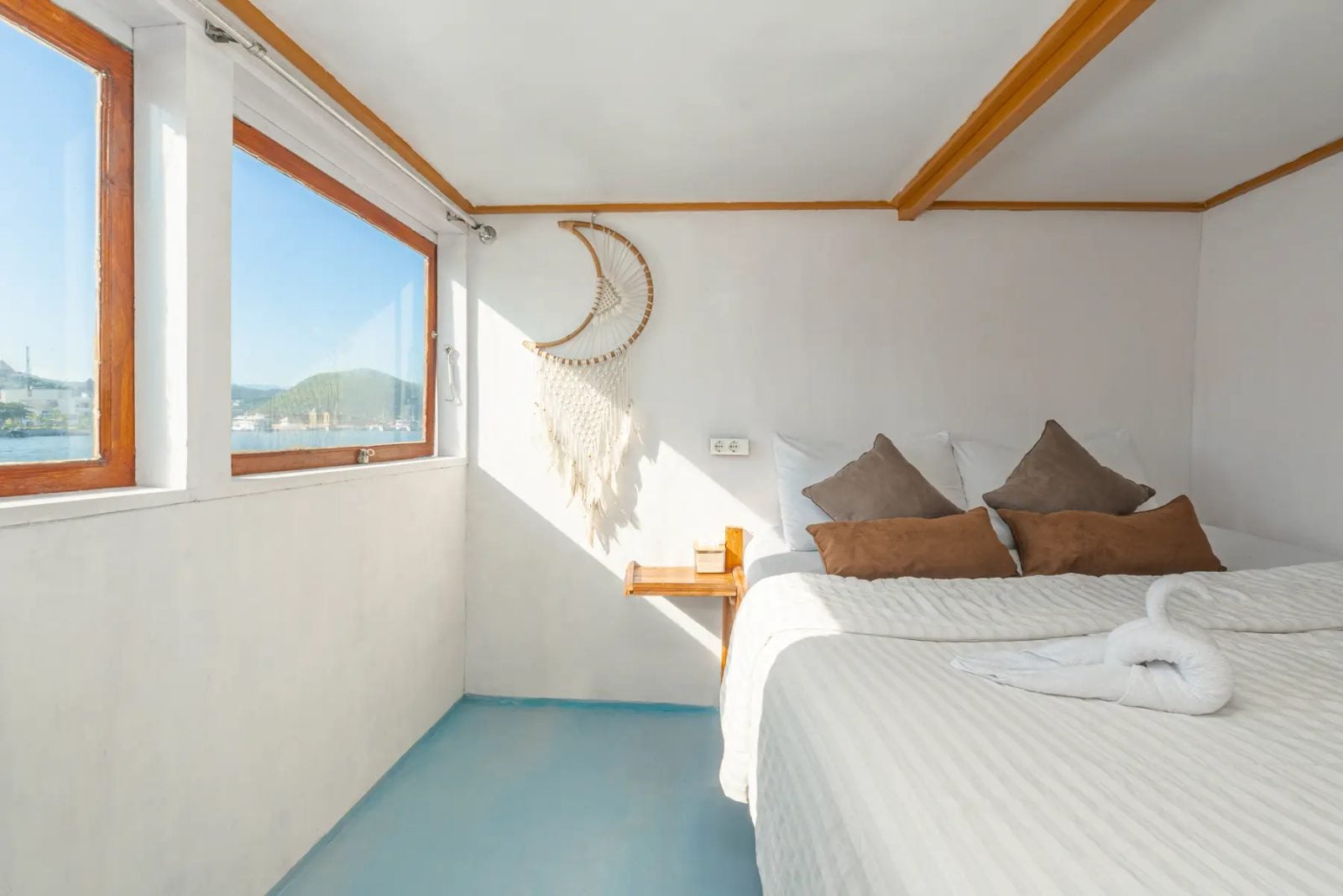 Deluxe Cabin Upper Deck cabin aboard Umami liveaboard