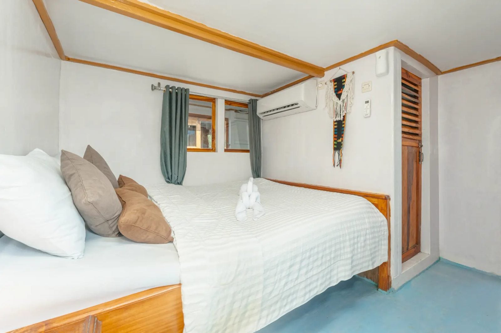 Deluxe Cabin Upper Deck cabin aboard Umami liveaboard