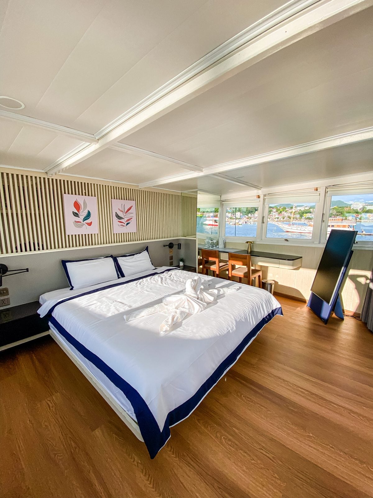 Master Mentawai cabin aboard Tara liveaboard