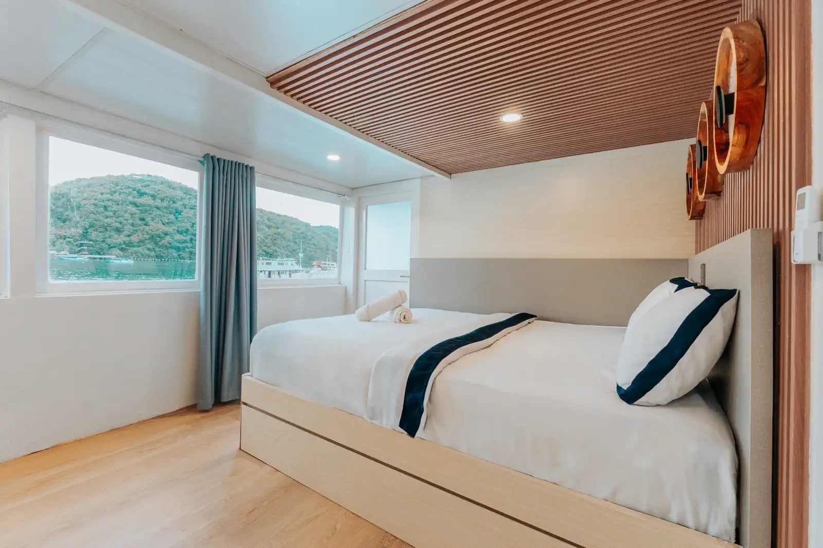 Deluxe Sea View cabin aboard Tara liveaboard
