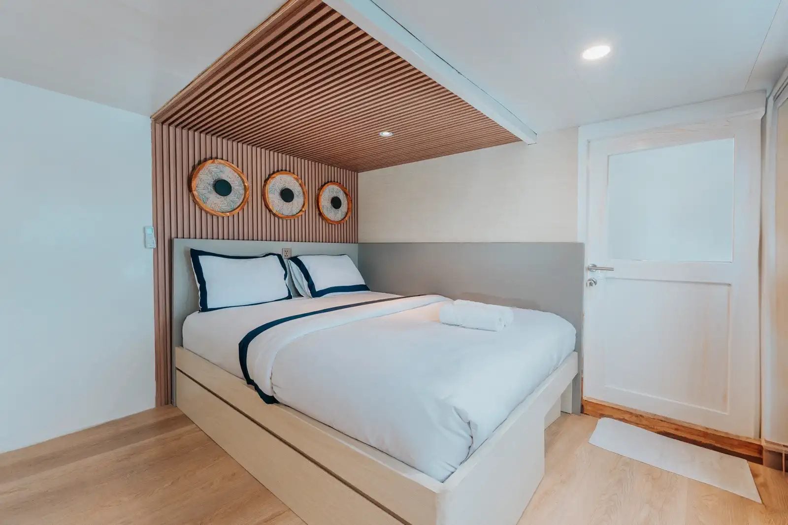 Deluxe Sea View cabin aboard Tara liveaboard
