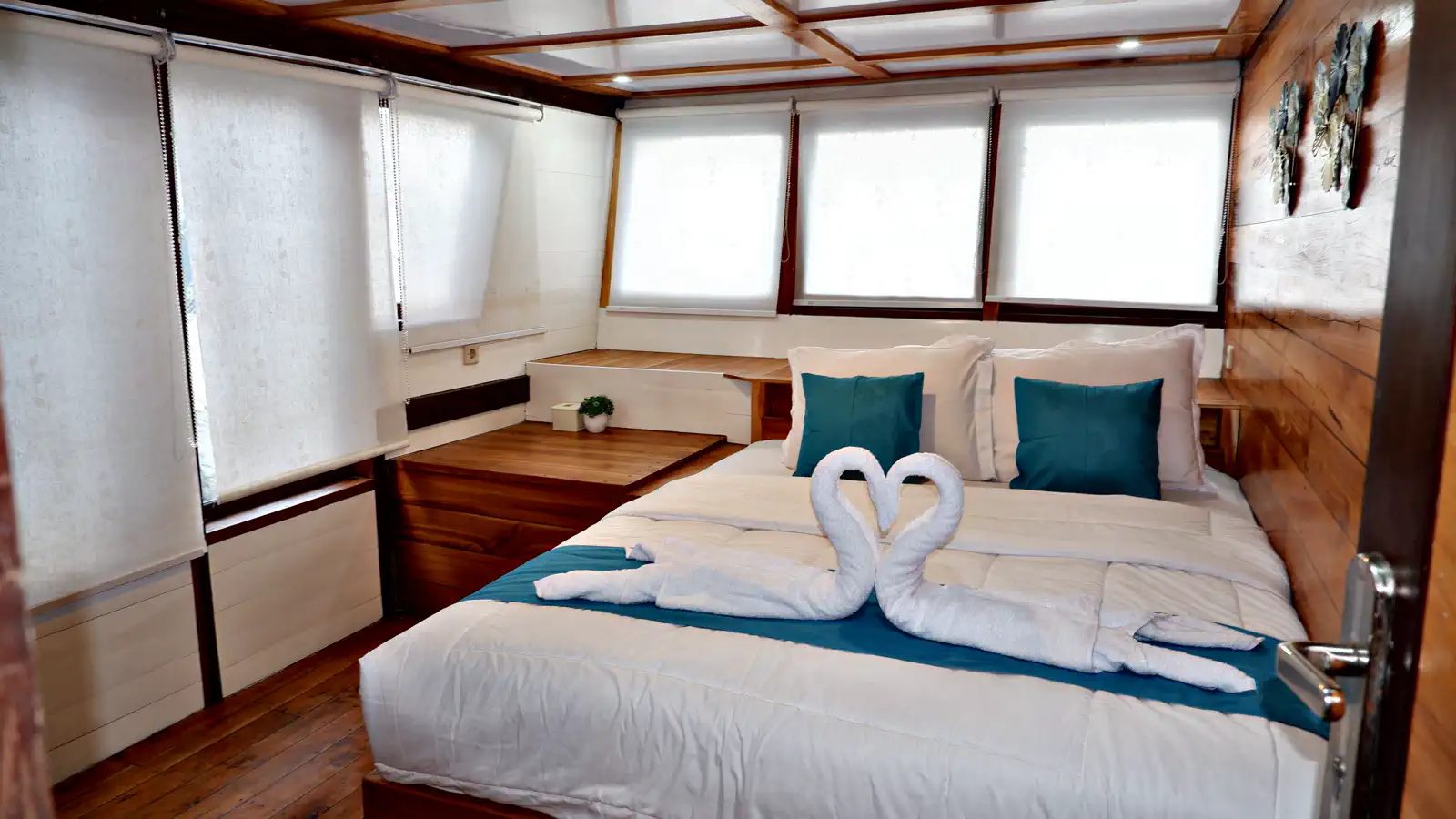 PAUS ROOM cabin aboard Lady Grace liveaboard