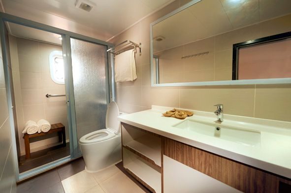 Upper Deck Double cabin aboard Blue Manta liveaboard