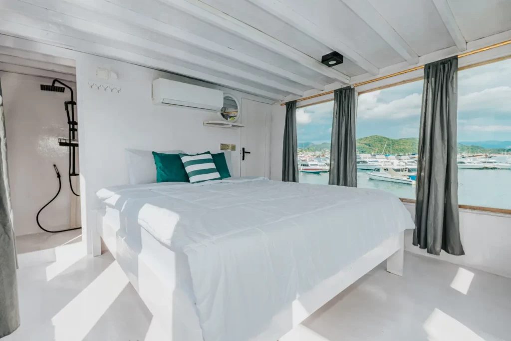 Master Cabin cabin aboard Sabira liveaboard