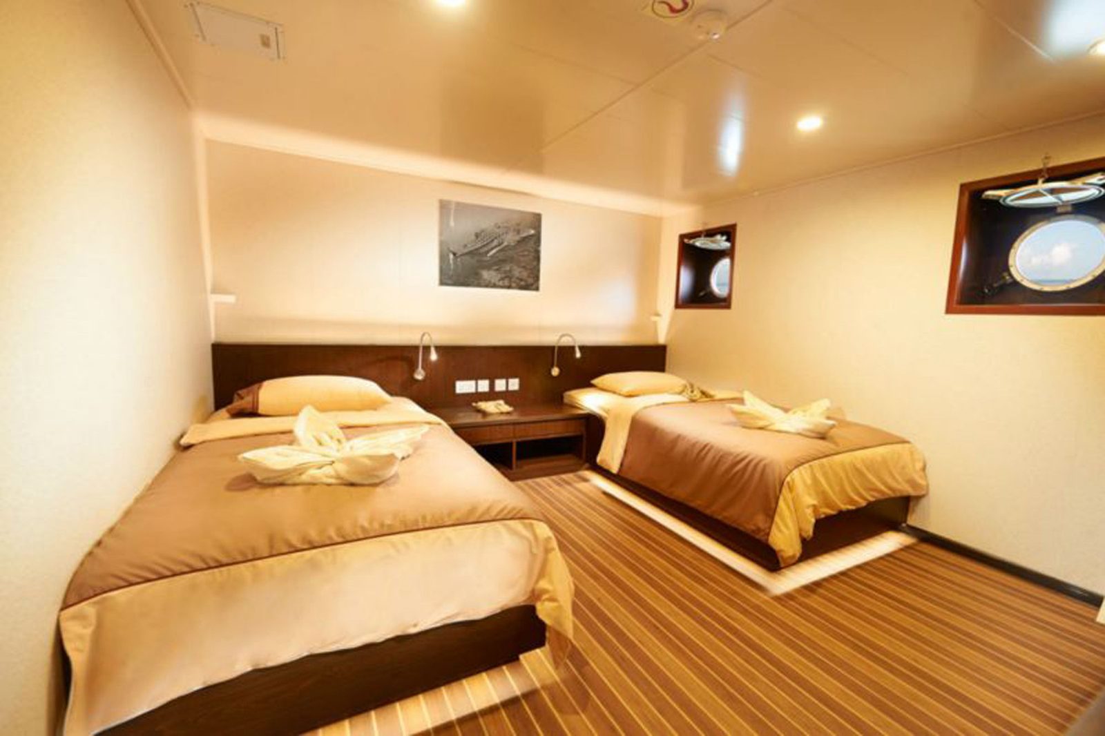 Lower Deck Twin cabin aboard Blue Manta liveaboard