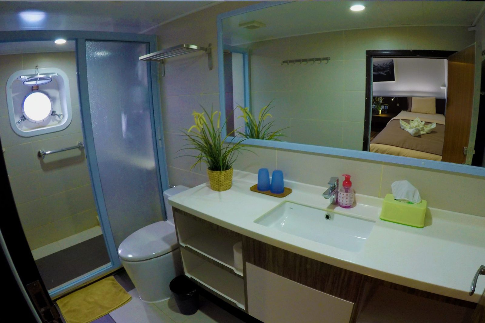 Lower Deck Twin cabin aboard Blue Manta liveaboard