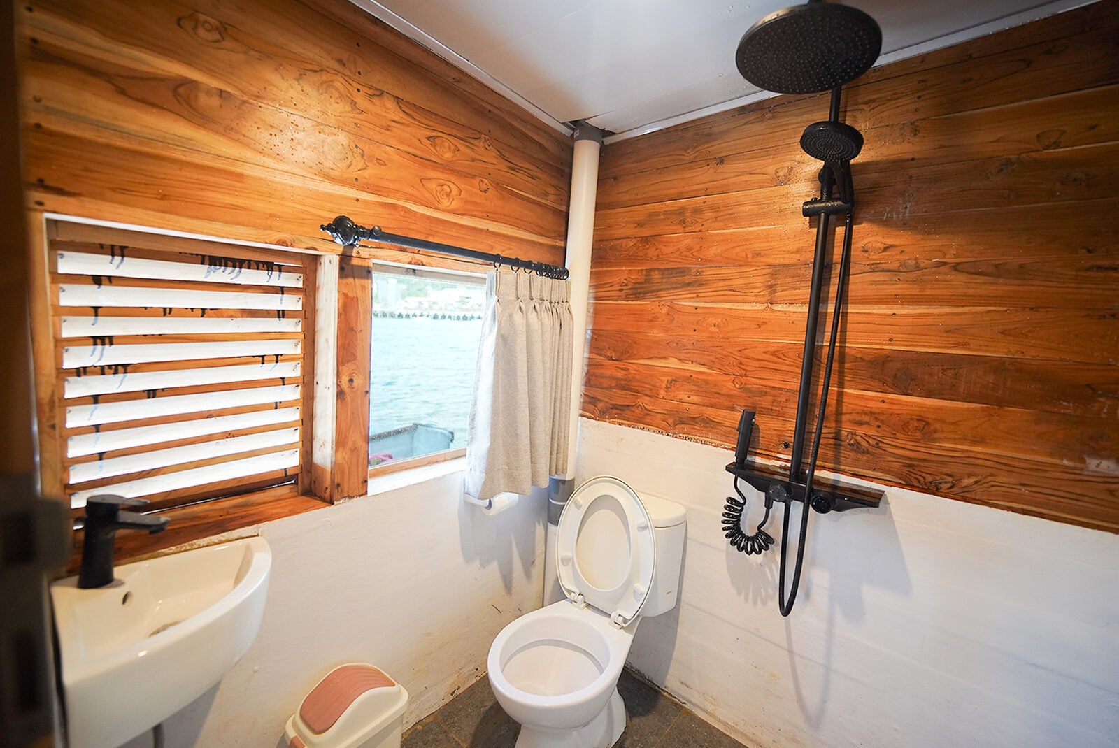 Deluxe Ocean (Main Deck) cabin aboard Yukai liveaboard