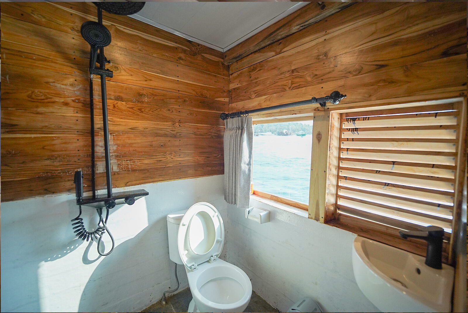 Deluxe Ocean (Upper Deck) cabin aboard Yukai liveaboard