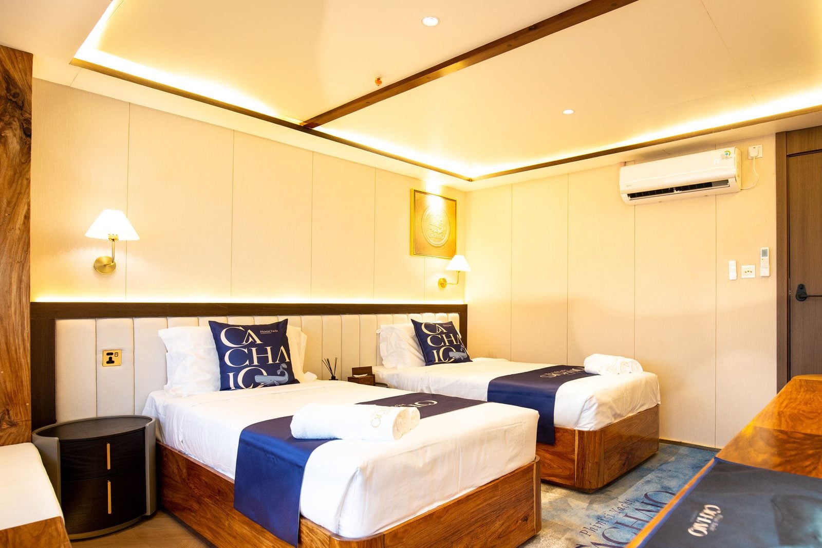 Standard Ocean View Room cabin aboard Cachalo liveaboard