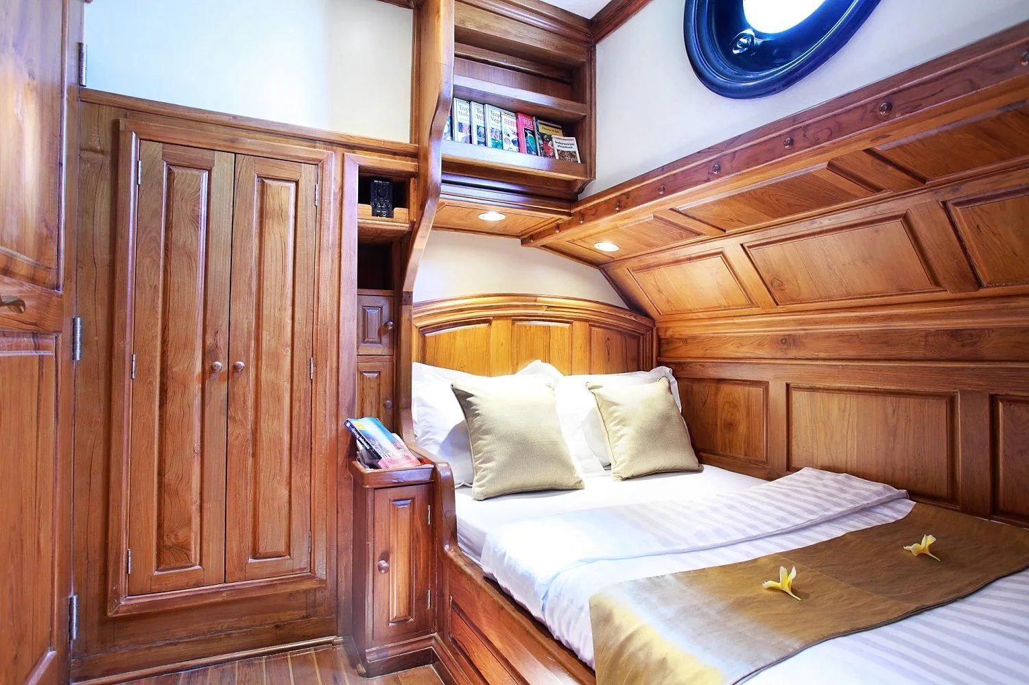 Stateroom 2-3 cabin aboard Adelaar liveaboard