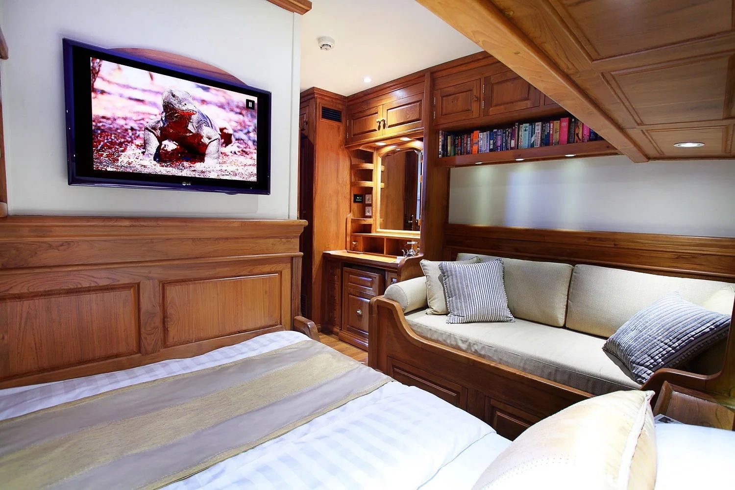 Stateroom 2-3 cabin aboard Adelaar liveaboard